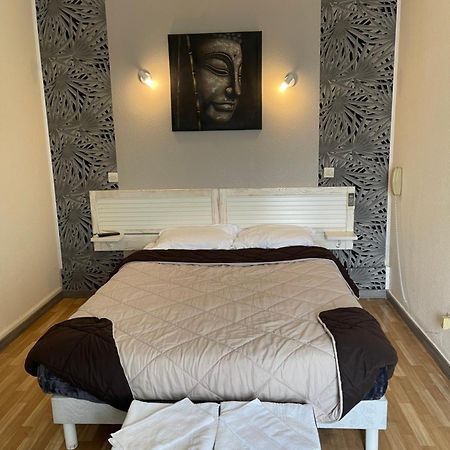 Hotel Auberge Des Charmilles Sainte-Soulle Quarto foto