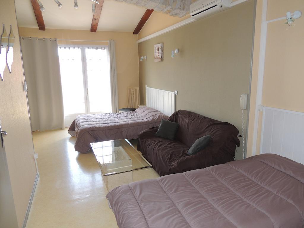 Hotel Auberge Des Charmilles Sainte-Soulle Quarto foto