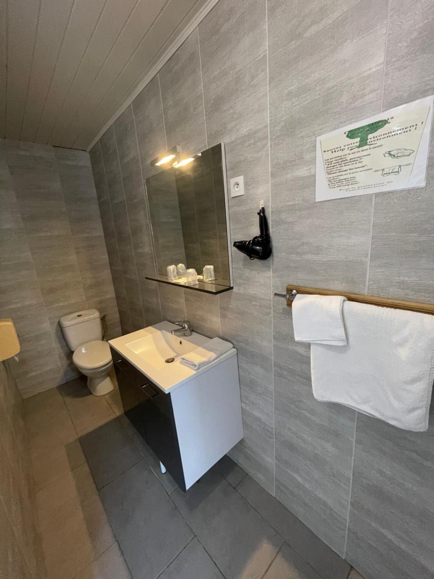 Hotel Auberge Des Charmilles Sainte-Soulle Quarto foto