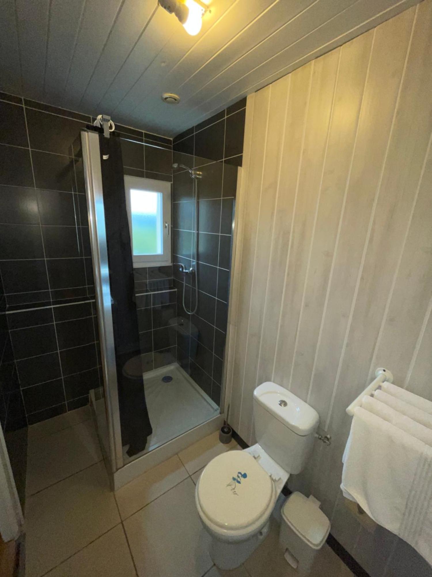 Hotel Auberge Des Charmilles Sainte-Soulle Quarto foto