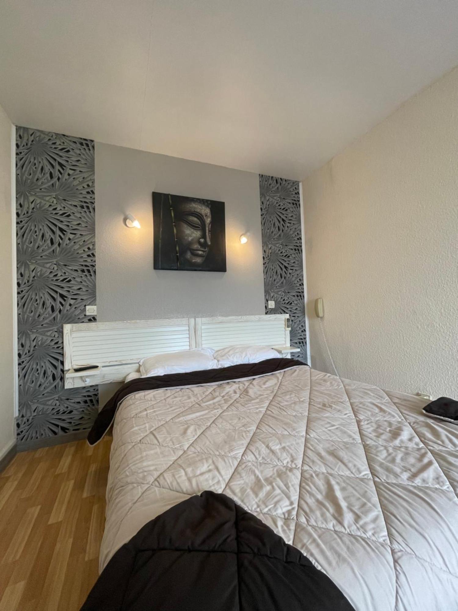 Hotel Auberge Des Charmilles Sainte-Soulle Quarto foto